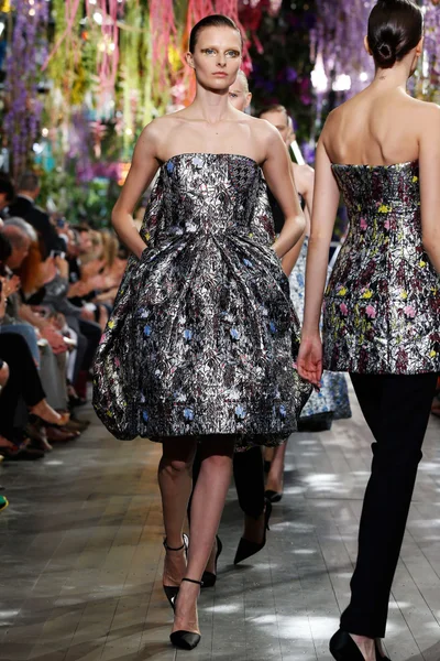 Look 50